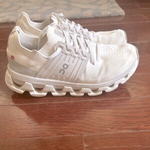 Women's ON Cloud tennis shoes, white/gray size 7.5